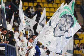 Aficionados de Arabia ondean banderas con el rostro de Modric, antes del derbi de la Supercopa de España.