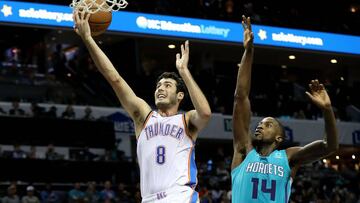 CHARLOTTE, NC - NOVEMBER 01: Alex Abrines #8 of the Oklahoma City Thunder drives to the basket against Michael Kidd-Gilchrist #14 of the Charlotte Hornets during their game at Spectrum Center on November 1, 2018 in Charlotte, North Carolina. NOTE TO USER: User expressly acknowledges and agrees that, by downloading and or using this photograph, User is consenting to the terms and conditions of the Getty Images License Agreement. Streeter Lecka/Getty Images/AFP
== FOR NEWSPAPERS, INTERNET, TELCOS & TELEVISION USE ONLY ==