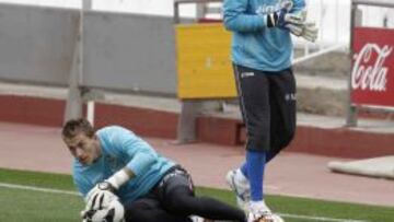 PARTEN DE CERO. Valverde tiene que elegir en enero cual de los dos será su portero titular.
