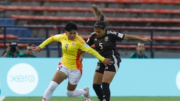 AMDEP6140. MEDELLÍN (COLOMBIA), 06/09/2024.- Yesica Muñoz (i) de Colombia disputa el balón con Giselle Espinoza de México este viernes, en un partido del grupo A de la Copa Mundial Femenina sub-20 entre las selecciones de México y Colombia en estadio Atanasio Girardot en Medellín (Colombia). EFE/ Luis Eduardo Noriega Arboleda