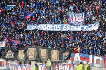 Hinchas de Universidad de Chile realizan el tradicional Banderazo previo al Superclásico.