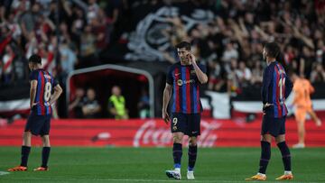 Barcelona's Polish forward Robert Lewandowski (C) and teammates react during the Spanish league football match between Rayo Vallecano de Madrid and FC Barcelona at the Vallecas stadium in Madrid on April 26, 2023. (Photo by Pierre-Philippe MARCOU / AFP)