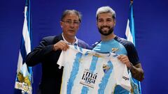 Loren Juarros, director deportivo, y Álex Pastor durante la presentación del defensa como nuevo jugador del Málaga CF.