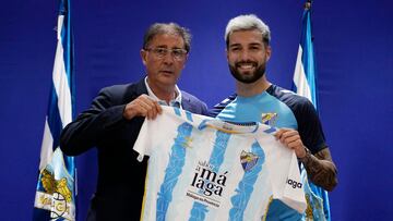 Loren Juarros, director deportivo, y ?lex Pastor durante la presentaci¨®n del defensa como nuevo jugador del M¨¢laga CF.