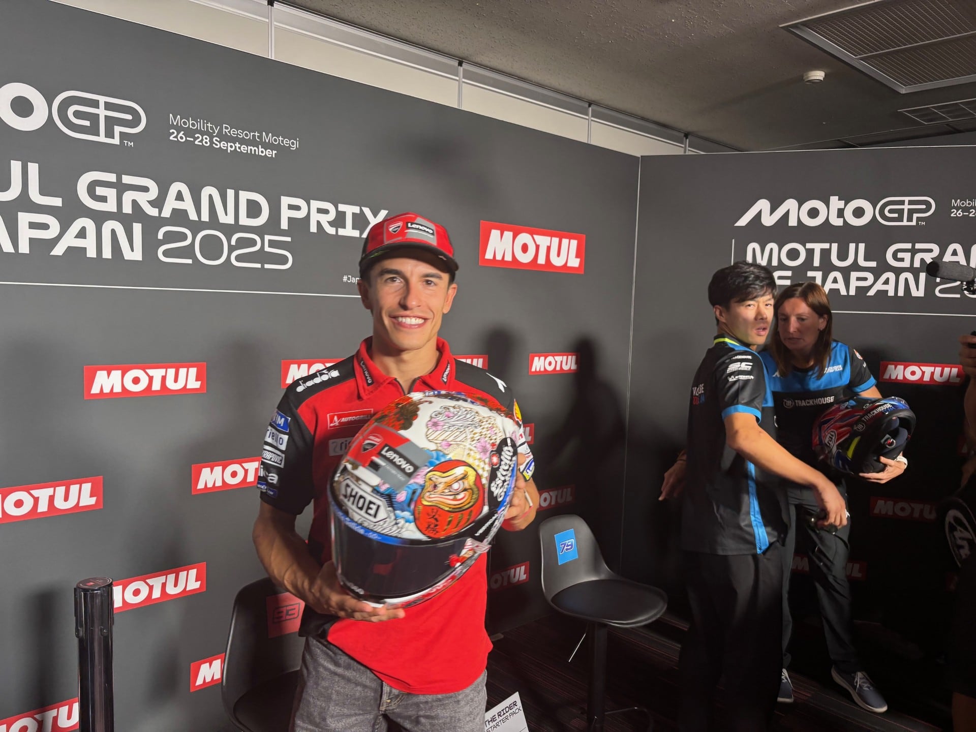 Márquez con su casco especial para Japón.