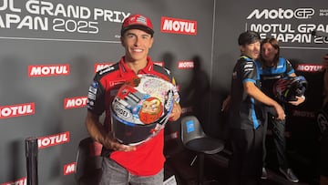 Márquez con su casco especial para Japón.