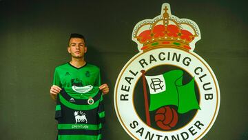Íñigo Vicente, posando para la posteridad tras su presentación oficial como nuevo jugador del Racing.