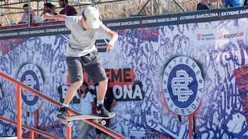 El skater Yakov Terrell de Boardslide en el rail de la Street Plaza del Extreme Barcelona, el 26 de septiembre del 2021 en el Parc del F&ograve;rum, con un mural del evento detr&aacute;s. 