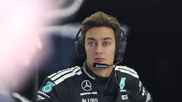 SAKHIR (Bahrain), 26/02/2025.- Mercedes driver George Russell of Britain looks on in the garage during the Formula 1 pre-season testing at Bahrain International Cirtcuit in Sakhir, Bahrain, 26 February 2025. (Fórmula Uno, Bahrein, Reino Unido) EFE/EPA/ALI HAIDER