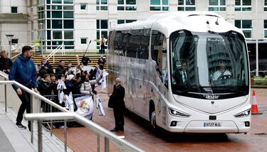 Llegada del autobús con los jugadores del Real Madrid. 