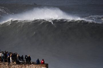 Drop en una ola gigante en Praia do Norte, Nazaré (Portugal) el 25 de febrero del 2022.