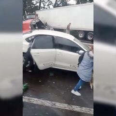 Tráiler embiste a automovilistas en la carretera México-Toluca