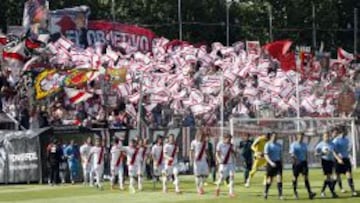 FIDELIDAD. La afición del Rayo recibe a sus jugadores en el partido ante el Betis de la pasada campaña.
