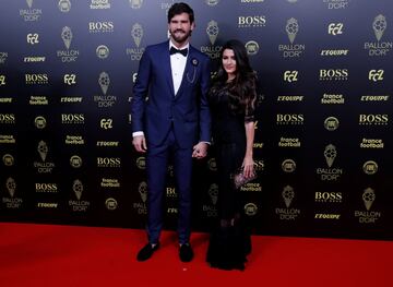 El portero brasileño del Liverpool Alisson Becker y Natalia Loewe