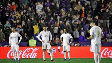 GRAF5007. VALENCIA, 22/02/2020.- Los jugadores del Real Madrid (i-d) Ramos, Casemiro, Marcelo y Benzemá tras encajar el gol ante Levante, durante el partido de Liga en Primera División que disputan esta noche en el estadio Ciutat de Valencia. EFE/Manuel B