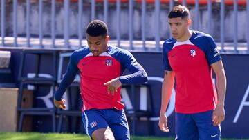 Samuel Lino y Nahuel Molina, en un entrenamiento del Atlético.