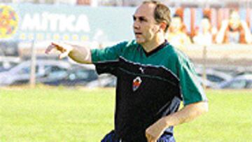 <B>OPTIMISTA</B>. El técnico franjiverde, Carlos García Cantarero, asegura que solamente está pendiente del partido ante el Málaga B.