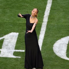 Rihanna’s sign language interpreter for Super Bowl show goes viral