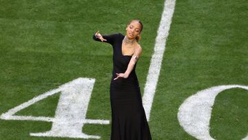 GLENDALE, ARIZONA - FEBRUARY 12: Justina Miles performs "Lift Every Voice and Sing" in American Sign Language prior to Super Bowl LVII between the Kansas City Chiefs and Philadelphia Eagles at State Farm Stadium on February 12, 2023 in Glendale, Arizona.   Rob Carr/Getty Images/AFP (Photo by Rob Carr / GETTY IMAGES NORTH AMERICA / Getty Images via AFP)