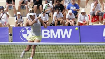Garbiñe Muguruza devuelve una pelota a la tenista belga Kirsten Flipkens durante el Torneo Mallorca Open.