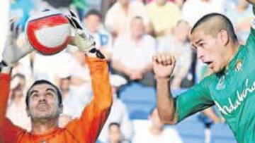 <b>POCO QUE DESTACAR. </b>Juanito intenta rematar ante la salida de Sorrentino, en un partido soso y con poco fútbol.