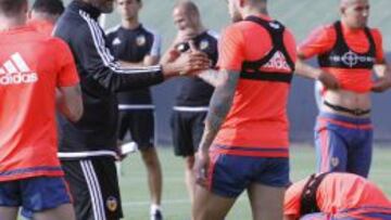 Otamendi, con Nuno.