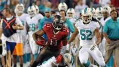 Tiquan Underwood se escapa de los defensores de los Dolphins.