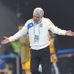 'Tuca' sobre mano de Lewandowski: "Podemos patalear o llorar, pero no va a pasar nada"