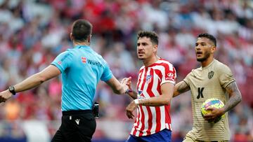 Giménez se encara con Díaz de Mera Escuderos, colegiado del Atlético-Almería.