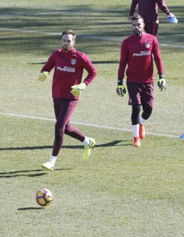 Simeone tiene dudas para el once inicial ante el Barcelona.