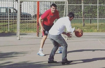 Parisi juega con Patricio Briones en campaña del 2013.