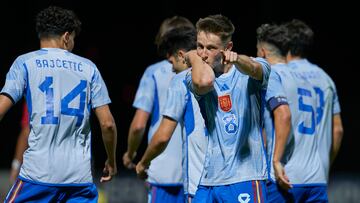 El centrocampista de la selección española de fútbol sub21 Beñat Turrientes celebra un gol.