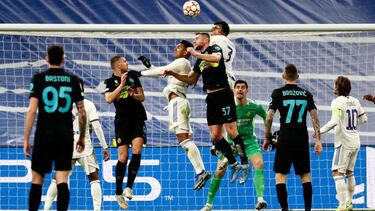 Militao y Casemiro dominan un balón aéreo en una acción del partido del pasado martes en el Bernabéu.