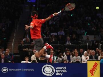 Kei Nishikori golpea la pelota de forma poco ortodoxa en el partido amistoso de dobles mixto entre el Equipo Mundo (Nishikori y Muguruza) contra el Equipo América (Venus Williams y Juan Martin del Potro) en el Madison Square Garden en Nueva York.