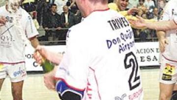 EUFORIA DESBORDADA. Los jugadores del Ciudad Real celebraron con su afi ción la primera Liga del club.