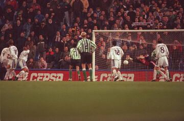 Momento en el que Prats marca de falta al Real Madrid en el Santiago Bernab&eacute;u, con Iker Casillas de portero.