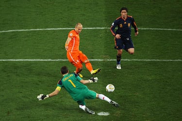 Corría el minuto 61 en la final del Mundial de Sudáfrica cuando Robben encaraba totalmente solo a Casillas. En el uno contra uno, el mostoleño desvió con el exterior del pie derecho el balón disparado por el neerlandés para mantener las tablas en el marcador. Esa parada permitió llevar el partido a la prórroga, donde Iniesta marcó el único gol del encuentro consiguiendo así la primera estrella para ‘La Roja’.