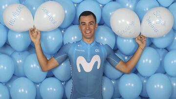 Sergio Samitier posa con el maillot del Movistar.