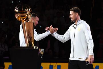 El Oracle Arena se visti車 de gala para el arranque de la temporada NBA: los Warriors recibieron sus anillos de campeones y alzaron otra bandera al techo del pabell車n. Arranc車 la temporada 2017-18.