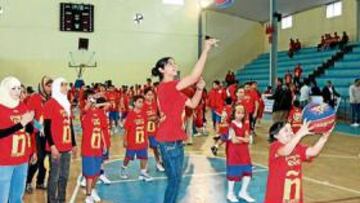 <b>FEB: ESCUELA EN TÁNGER. </b> Sáez viajó a Marruecos para firmar el proyecto de escuela deportiva Tánger aprende jugando, para 350 niños entre 7 y 18 años.