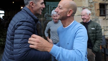 BILBAO, 10/01/2025.- El director del UAE Team Emirates, Joxean Fernández Matxin (dcha), saluda al excorredor Miguel Indurain, cinco veces ganador del Tour de Francia, este viernes en Bilbao, donde participó en el homenaje a Loroño, el pentacampeón considera a Tadej Pogacar como principal favorito a ganar la próxima edición de la ronda gala "por fuerza, por equipo y por motivación". EFE/Luis Tejido