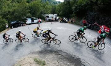 LA TOUSSUIRE, FRANCE - JULY 24:  The peloton in action during Stage 19 of the 2015 Tour de France, a 138km stage between Saint-Jean-de-Maurienne and La Toussuire, on July 24, 2015 in La  Saint-Jean-de-Maurienne, France.  (Photo by Doug Pensinger/Getty Images)