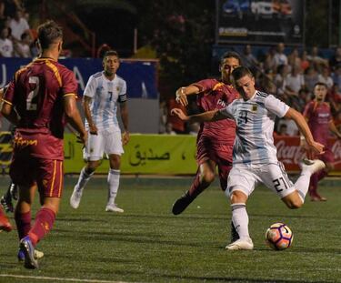 Argentina alardea de pegada y pone pie y medio en semifinales