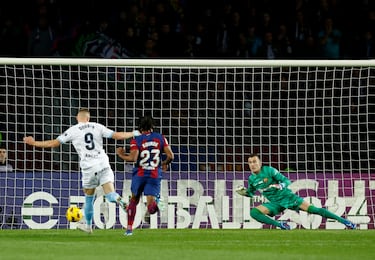 0-1. Yan Couto asiste a Viktor Tsygankov, que progresa hasta el área azulgrana, centra a Artem Dovbyk para que remate a placer el primer tanto.