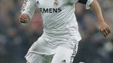 <b>2008.</b> El defensa brasileño seguirá en el Real Madrid hasta 2008.