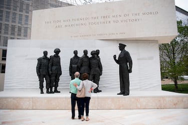 Este parque conmemorativo inaugurado en 2020 tras un prolongado desarrollo, es un ejemplo atípico en la obra de Frank Gehry. El diseño se centra en un gran espacio público, enmarcado por una monumental tapicería metálica tejida de acero inoxidable que actúa como telón de fondo. La figura escultórica que se ve en la imagene, representa el Pointe du Hoc en la costa de Normandía en tiempos de paz, un lugar clave en la Segunda Guerra Mundial. El memorial también incluye varias esculturas de bronce que retratan la vida de Dwight D. Eisenhower, desde su niñez hasta su papel como presidente de los Estados Unidos.