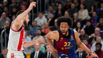 Jabari Parker ante Rokas Giedraitis, del Estrella Roja, durante el partido de Euroliga entre Barça y Estrella Roja.