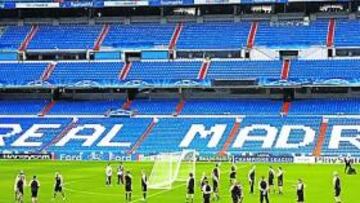 <b>TOMA DE CONTACTO.</b> El Liverpool llegó ayer y se ejercitó en el Bernabéu utilizando la mitad del campo para realizar diversos ejercicios y jugar un partidillo.