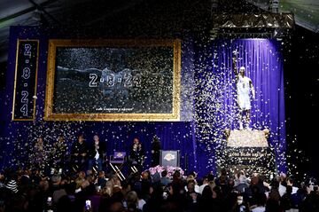 La estatua de Kobe Bryant durante una ceremonia de inauguración en el Crypto.com.