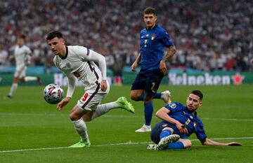 Mason Mount y Jorginho.